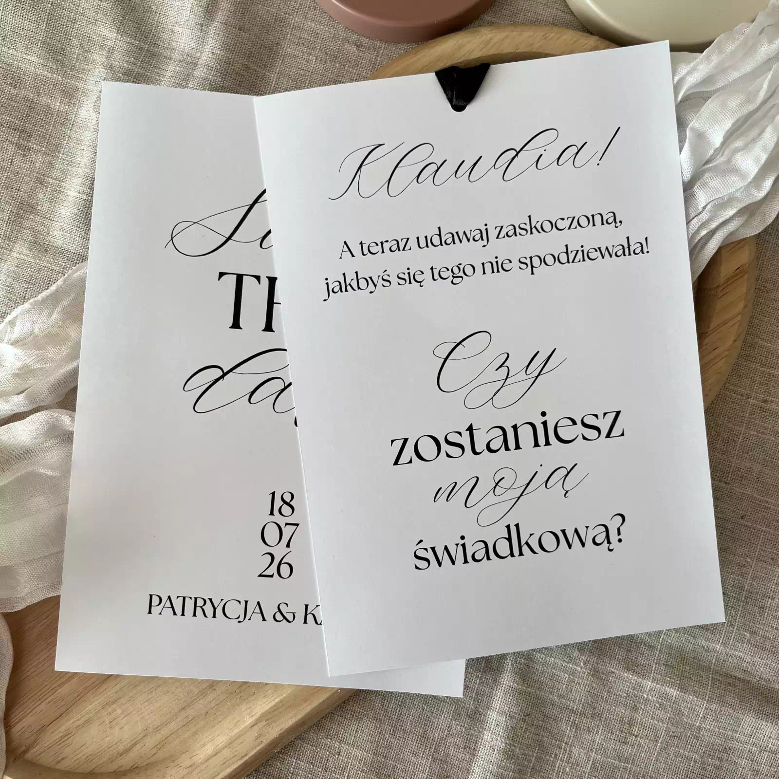 Kartka czy zostaniesz moją świadkową, dwustronna ze wstążką satynową Kartka czy zostaniesz moją świadkową, dwustronna ze wstążką satynową
