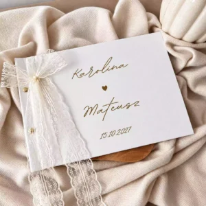 Księga gości personalizowana ze wstążką koronkową Księga gości personalizowana ze wstążką koronkową