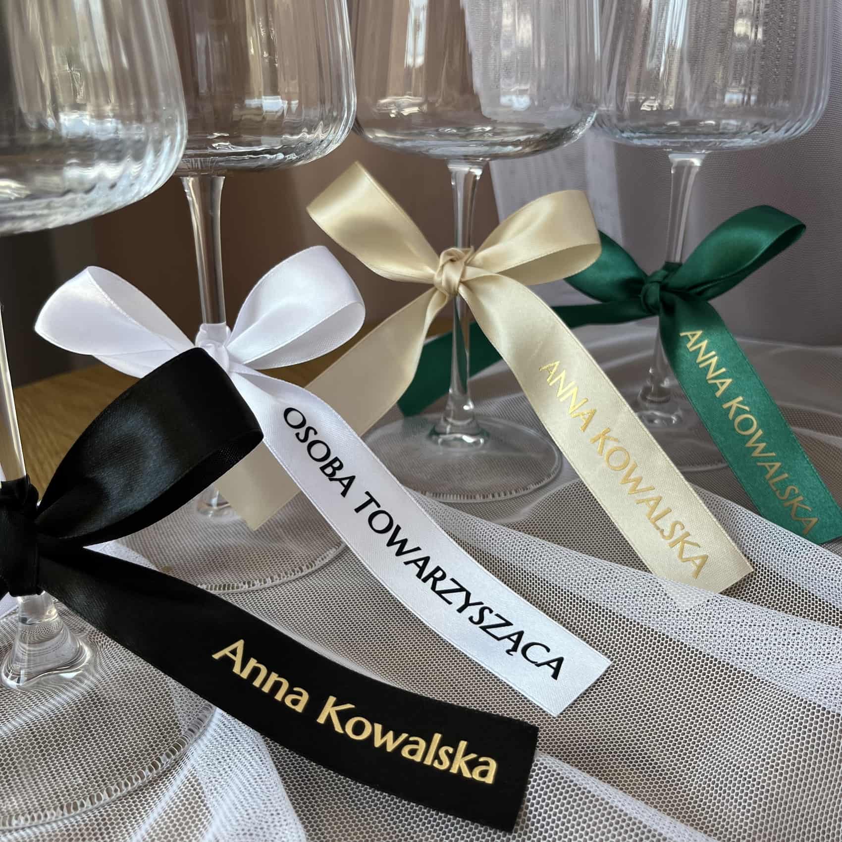 Nowoczesne winietki na wstążce satynowej, kokarda Nowoczesne winietki na wstążce satynowej, kokarda