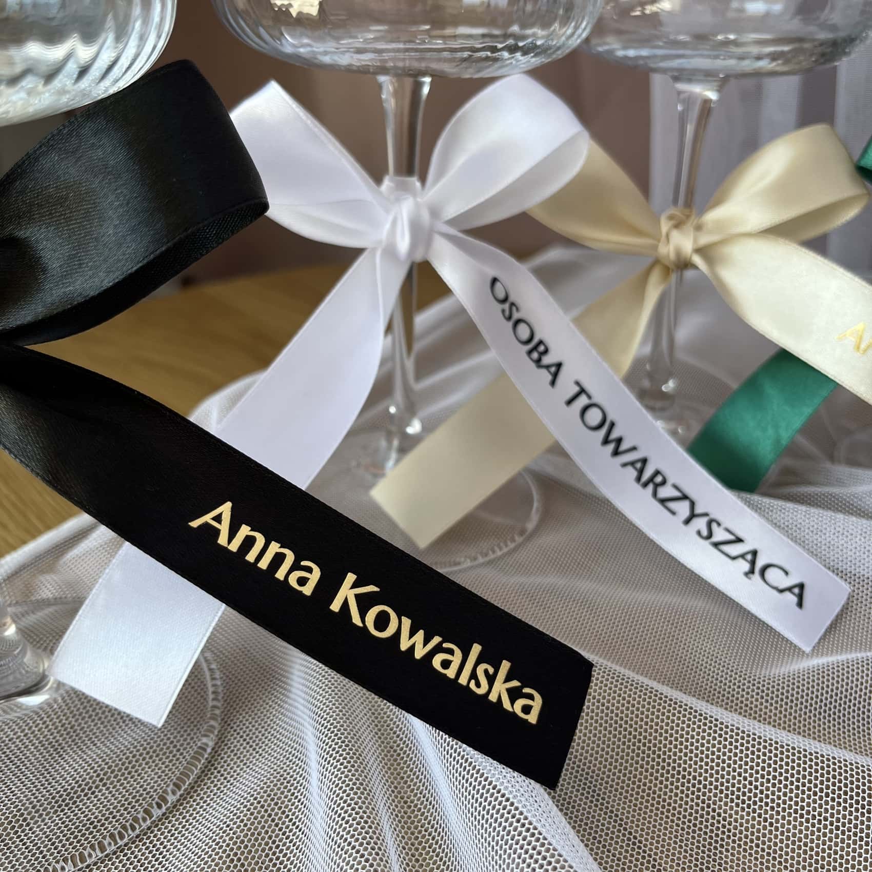 Nowoczesne winietki na wstążce satynowej, kokarda Nowoczesne winietki na wstążce satynowej, kokarda