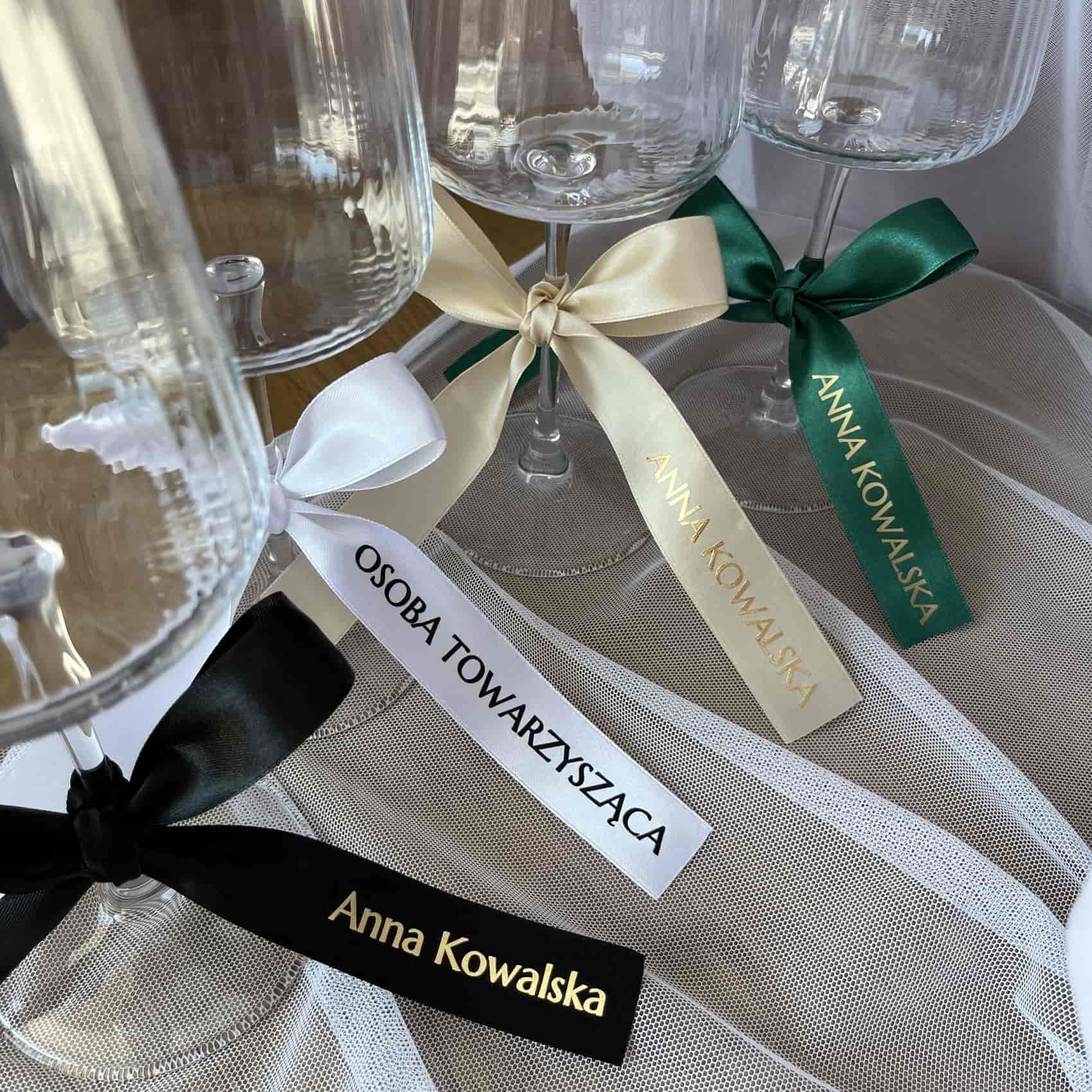 Nowoczesne winietki na wstążce satynowej, kokarda Nowoczesne winietki na wstążce satynowej, kokarda