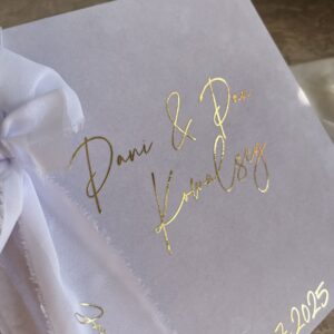 Welurowa księga gości weselnych z imionami na wstążce